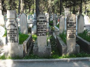 Mezar Taşlarının Yazıları Boyanıyor