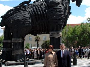 Cumhurbaşkanı Gül, Eşiyle Sahilde Tur Attı, Boğaza Karşı Ve Troy Atının Önünde Poz Verdi