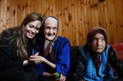 Angeline Jolie Sırbistana karşı