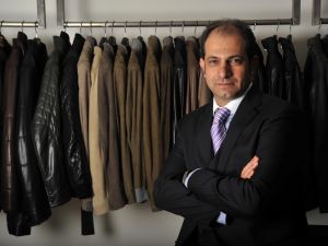 Deri Ceket İthali, İşçiyi Vurdu