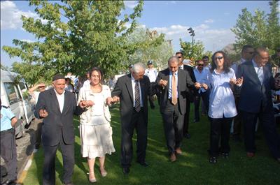 Bakan Eker Kürtçe şarkılar eşliğinde halay çekti