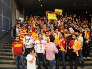 Kahramanmaraşta Galatasaraylı Taraftarlardan Tffye Tepki