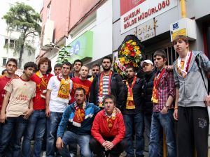 Galatasaraylı Taraftarlardan Tff’ye Siyah Çelenk