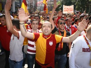 Galatasaray Taraftarları, Taksimde Tffyi Protesto Etti