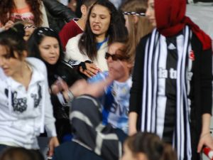 Beşiktaş İnönü Stadında Fenerbahçeli Kadın Taraftara Darp