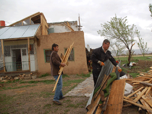 Hortum nedeniyle 15 evin çatısı uçtu