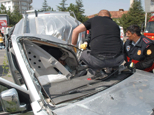 Direğe Çarpan Otomobilde Sıkışarak Can Verdi