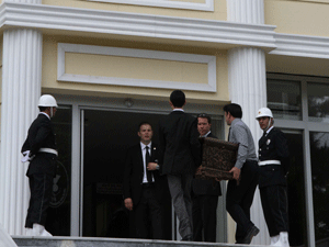 Başbakana Çeyiz Sandığı Hediye Edildi