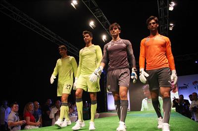 Futbolcular podyumda mankenlik yaptılar