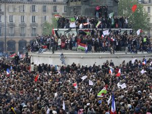 Fransız Sosyalistler, Hollande’nin Zaferini Bastille Meydanında Kutluyor