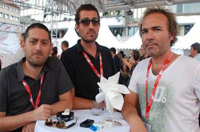 Türkiyede mutluymuşuz gibi davranıyoruz