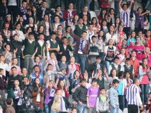 Öğrenciler Tribünde