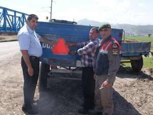 Traktör sürücülerine reflektör dağıtıldı