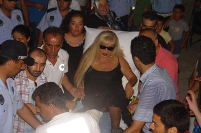 Özer, sedyeyle sahneye çıktı