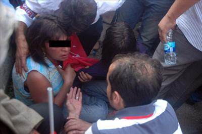 Sarhoş kadın miting alanında