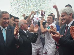 Şampiyon İnegölspor’a Kupasını Arınç Verdi
