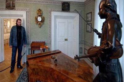 Mozartın piyanosu bulundu