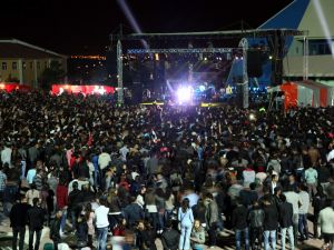 Üniversiteliler Emre Aydın Ve Gökçe İle Coştu