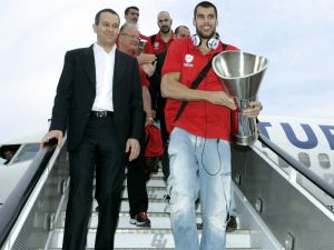 Olympıakos Şampiyonluğunu Thy Uçağında Kutladı