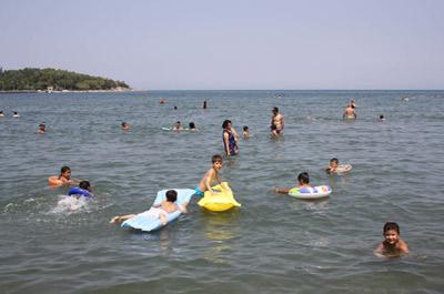 İzmirli, denize koştu