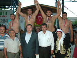 Karakucak Güreşlerinde Baş Pehlivan Serdar Böke