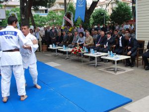 Salihli’de Gençlik Merkezi Açıldı