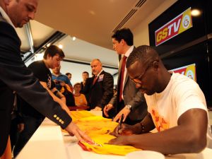 Galatasaraylı Oyuncu Eboue Taraftarlarla Buluştu