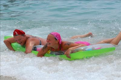 Alanya plajları turistlere kaldı