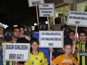 Kuşadası’nda Fenerbahçe’li Taraftarlardan İlginç Protesto