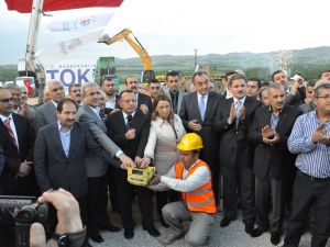 Başbakan Erdoğan, Yeni Stadın Temel Atma Törenine Telekonferansla Katıldı