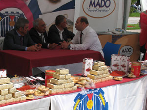 Meclis Başkanı Cemil ÇİÇEK satırla dondurma kesti.