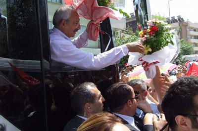 Kılıçdaroğluna çiçekli karşılama 