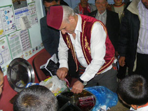 Köy ilköğretim okulunda tiyatro gösterisi