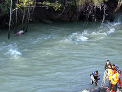 Kelkit Çayına yine otomobil uçtu: 5 ölü