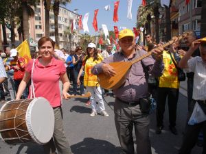 Kamu Çalışanları Zam Oranını Davul Zurnayla Protesto Etti