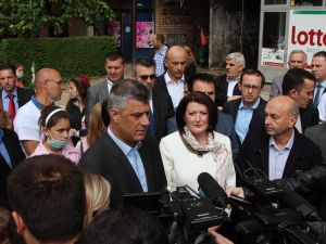 Kosovada Cumhurbaşkanı Ve Başbakan Çöp Topladı