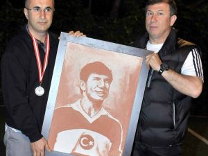 Efsane Golcü Tanju Çolak’ın İnşaat Kumundan Portresi Yapıldı
