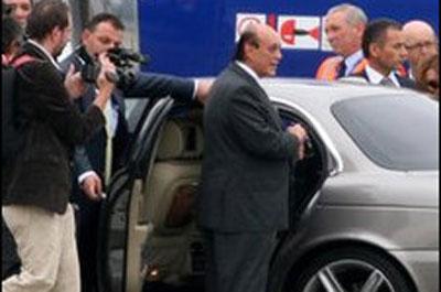 Nadir, İngiltere manşetlerinde