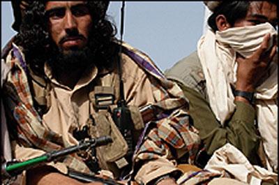 Taliban iki nato üstüne birden saldırdı