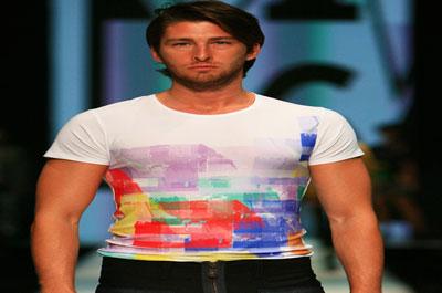 Moda defilesine yoğun ilgi