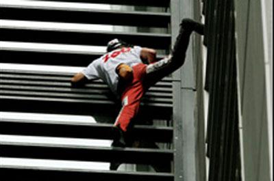 Örümcek adam Sydneyde gözaltında 