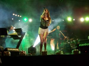 Hande Yener Kayısı Güzeli Seçildi