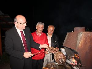 Alman Bakan Erzurum’da Cağ Kebabı Kesti