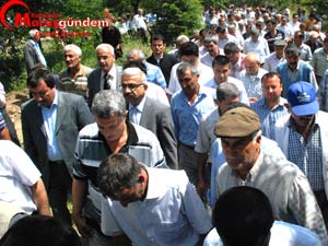 Okul Müdürü Cuma Bağrıaçık dualarla defnedildi.