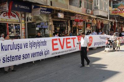 Kiliste dev evet pankartı