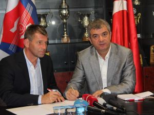Karabükspor’da Skibbe İmzayı Attı