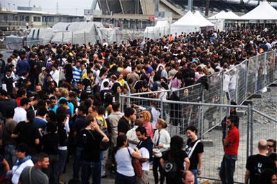 U2 koneri öncesi izdiham