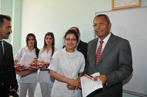 Nezihe Anne Karne Dağıttı  