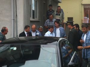 Bakan Davutoğlu’ndan Koruma Amirine Jest