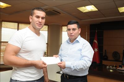 Tütüncü, pehlivanı ödüllendirdi